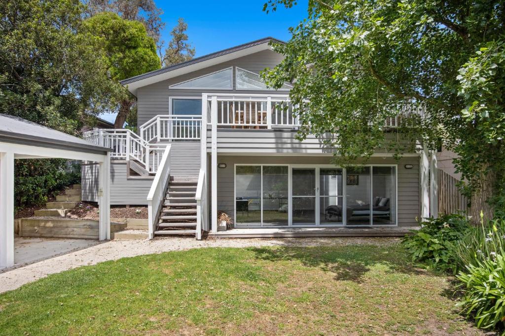 una casa con un perro sentado en el patio delantero en Live the Luxury lifestyle in Lohr, en Inverloch