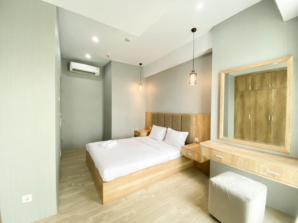 Postel nebo postele na pokoji v ubytování Simply Look and Comfort 1BR Vasanta Innopark Apartment By Travelio