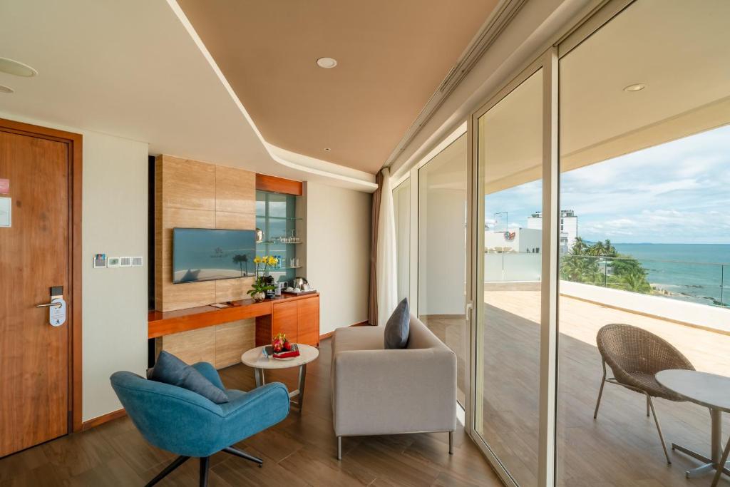 Suite Junior 1 Phòng Ngủ Với 1 Lần Mát-Xa Chân (15 Phút) Cho 2 Khách