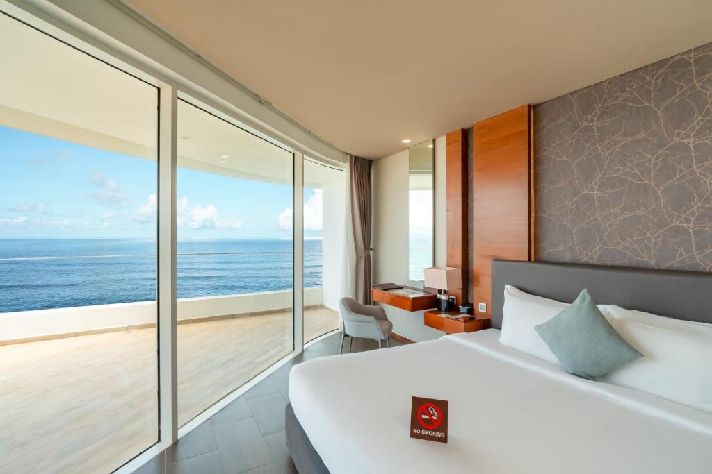 Suite Junior 1 Phòng Ngủ Với 1 Lần Mát-Xa Chân (15 Phút) Cho 2 Khách