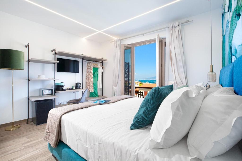 Postel nebo postele na pokoji v ubytování LuMar Luxury Sorrento