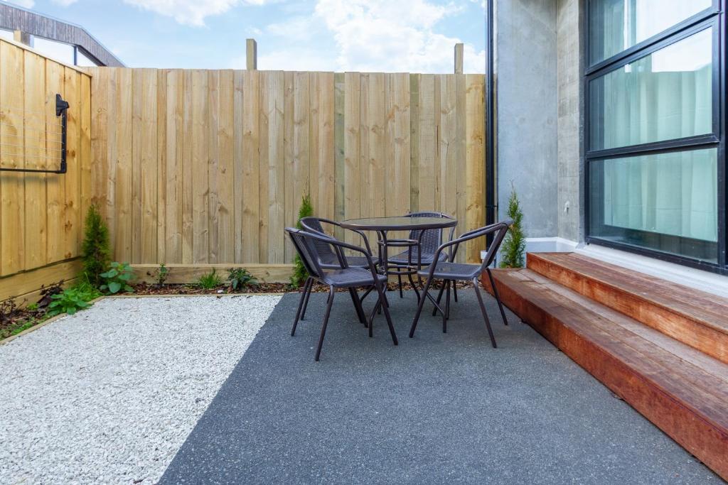 Relax in Designer Luxury at Central City Townhouse - Resim 30