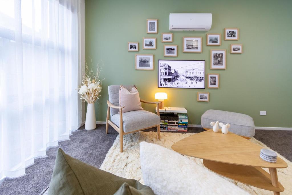 Relax in Designer Luxury at Central City Townhouse - Resim 33