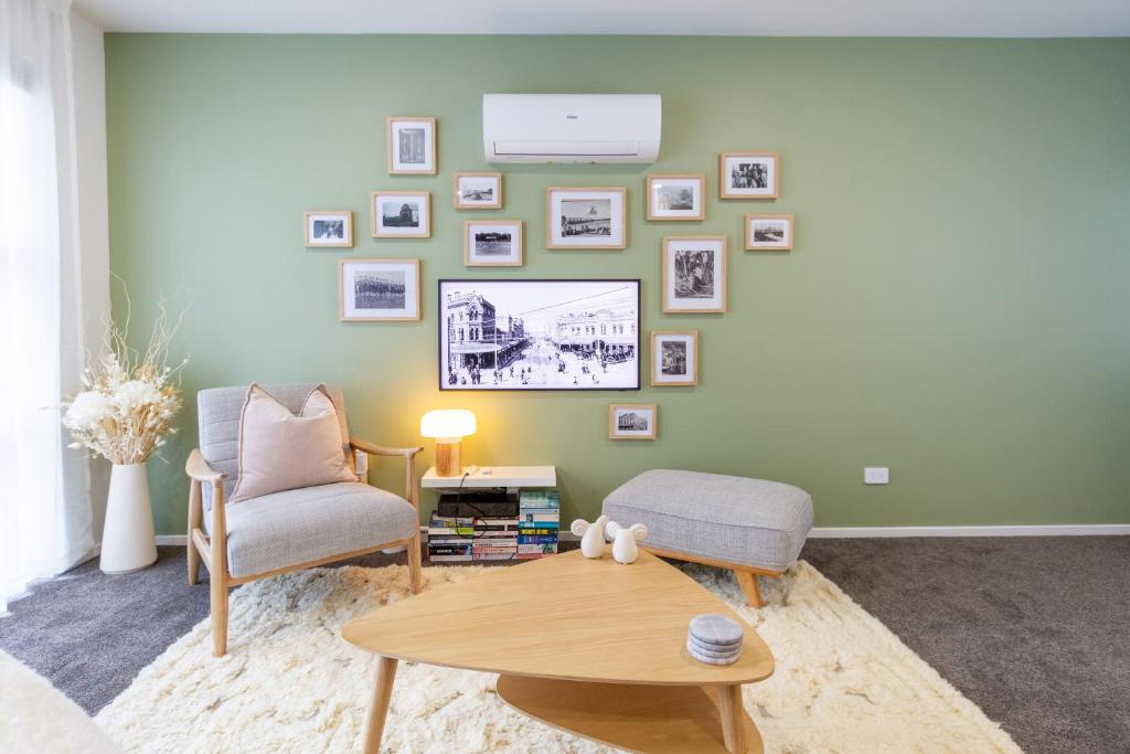 Relax in Designer Luxury at Central City Townhouse - Resim 8