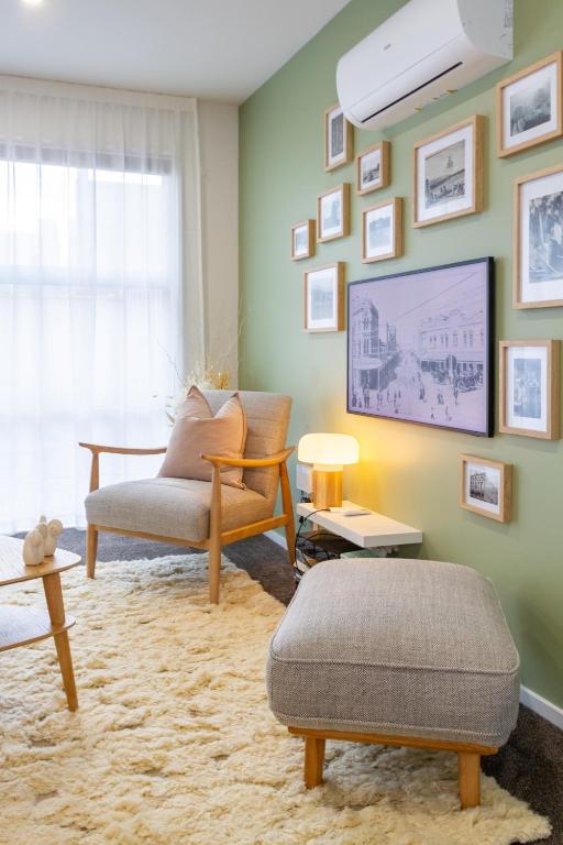 Relax in Designer Luxury at Central City Townhouse - Resim 9