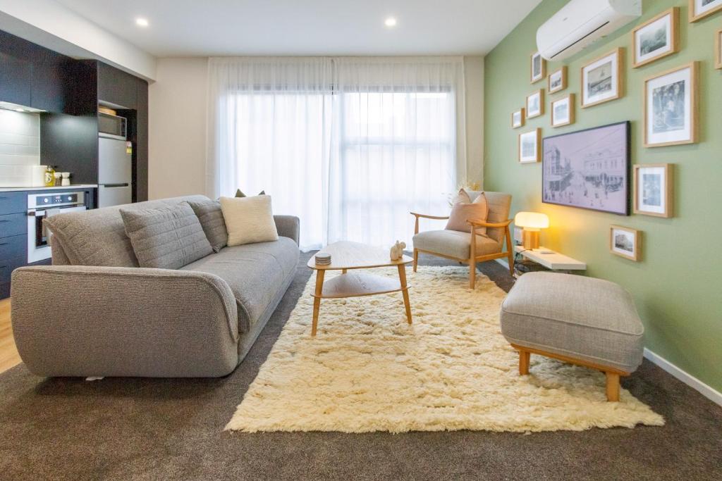 Relax in Designer Luxury at Central City Townhouse - Resim 10