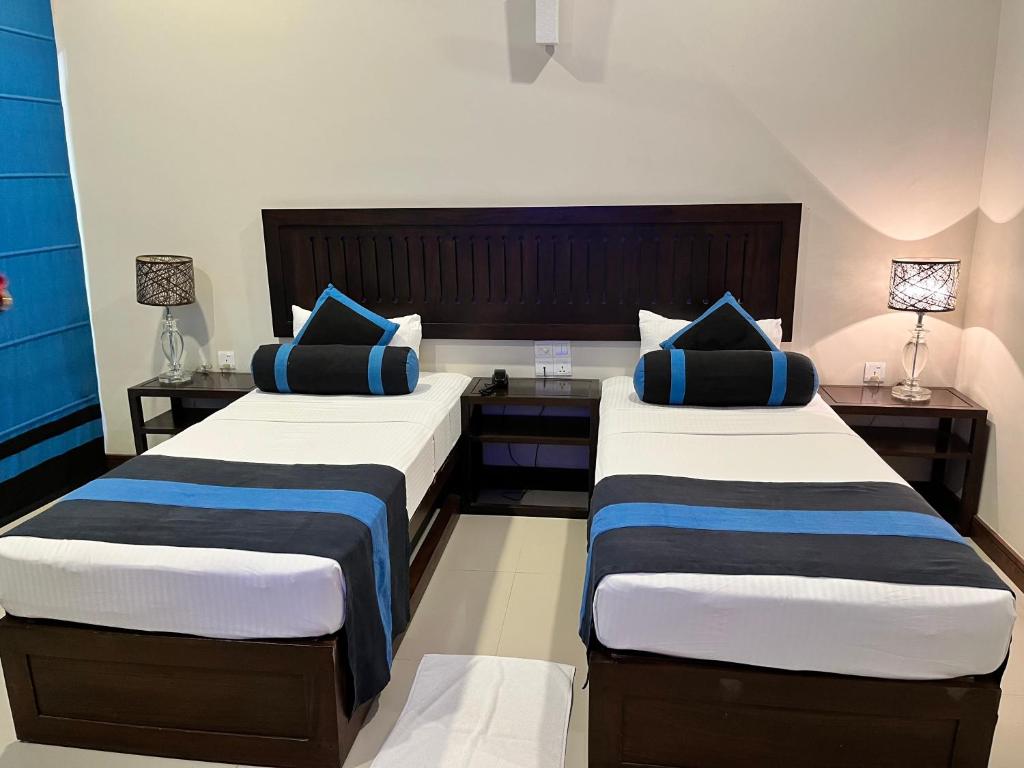 Postel nebo postele na pokoji v ubytování Hotel Randiya Anuradhapura