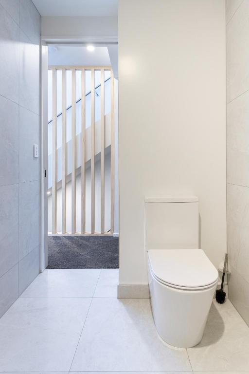 Relax in Designer Luxury at Central City Townhouse - Resim 25