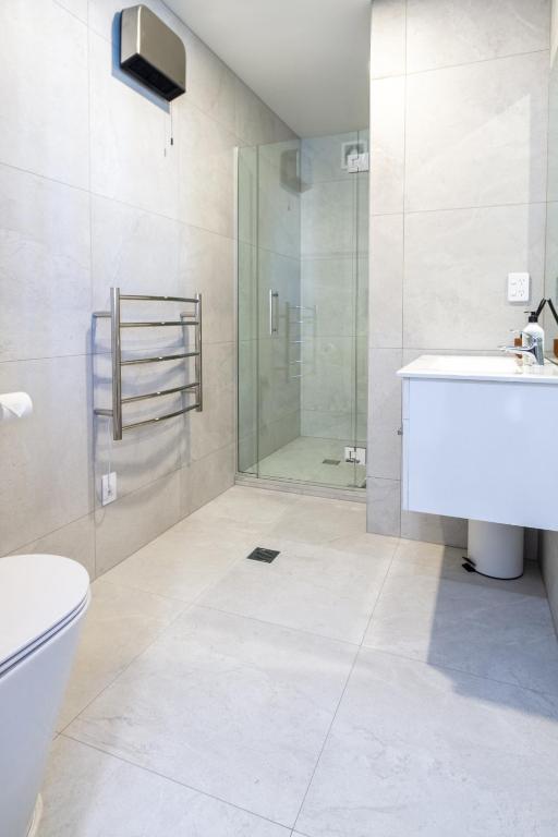 Relax in Designer Luxury at Central City Townhouse - Resim 24