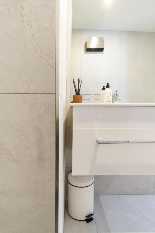 Relax in Designer Luxury at Central City Townhouse - Resim 26