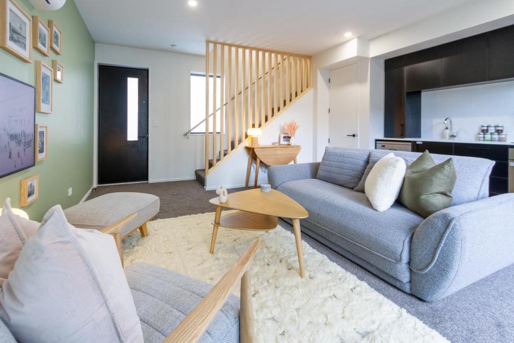 Relax in Designer Luxury at Central City Townhouse - Resim 11