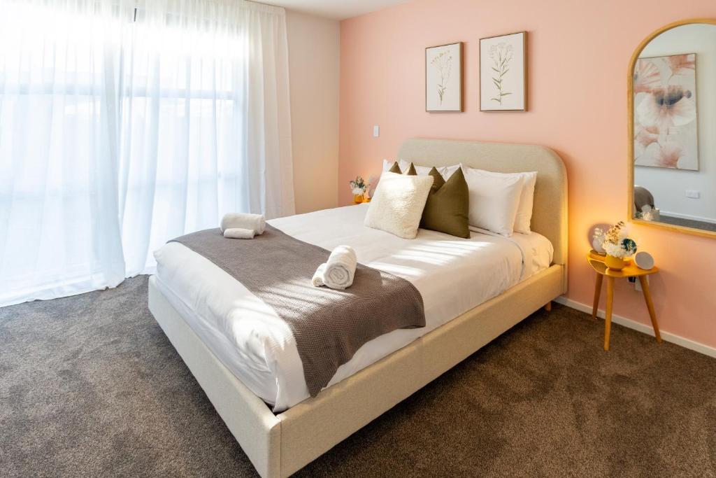 Relax in Designer Luxury at Central City Townhouse - Resim 15