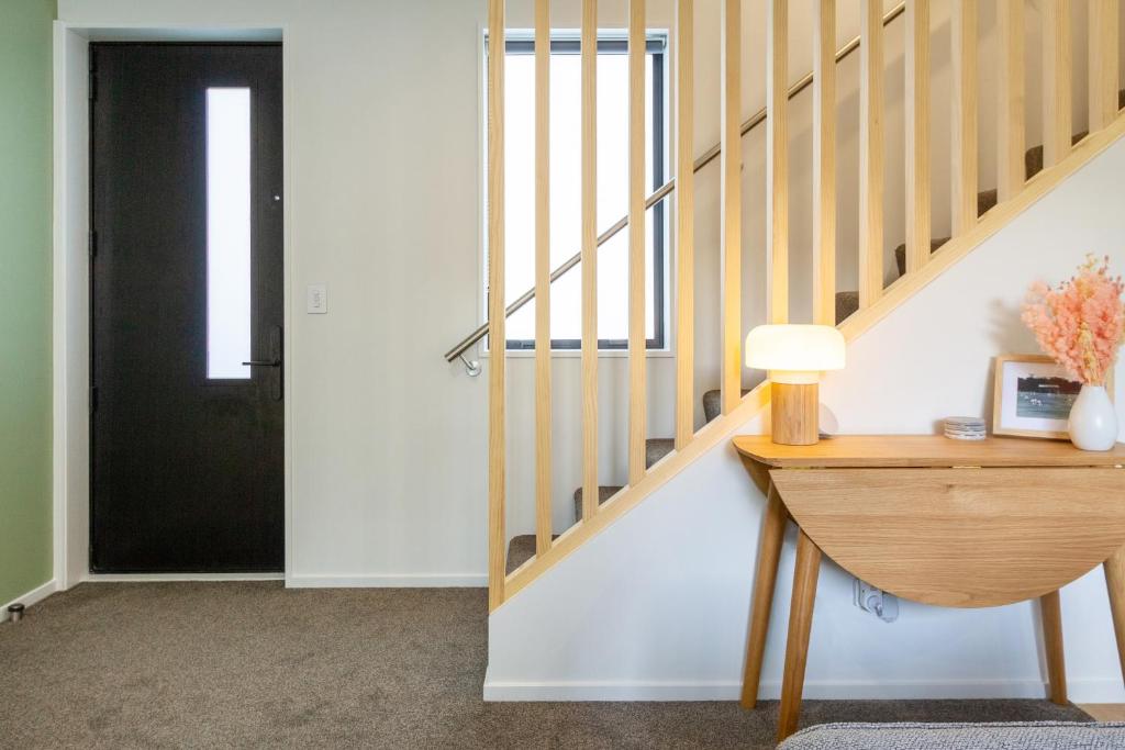 Relax in Designer Luxury at Central City Townhouse - Resim 22