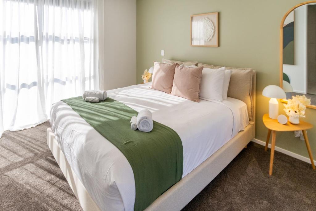 Relax in Designer Luxury at Central City Townhouse - Resim 18