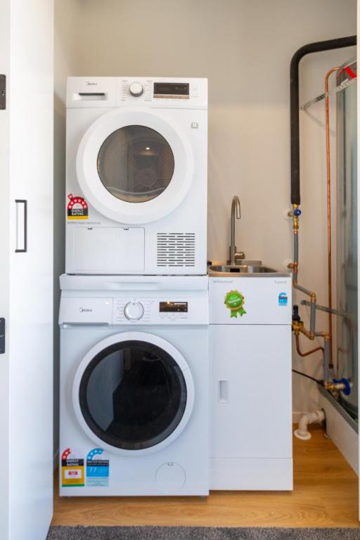 Relax in Designer Luxury at Central City Townhouse - Resim 28