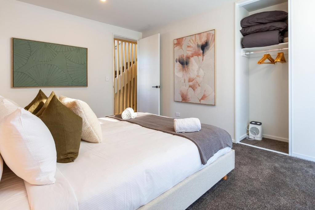 Relax in Designer Luxury at Central City Townhouse - Resim 6