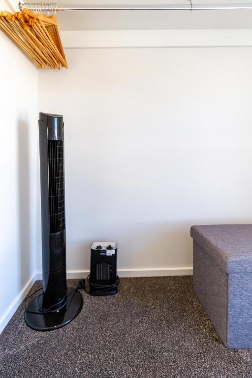 Relax in Designer Luxury at Central City Townhouse - Resim 36