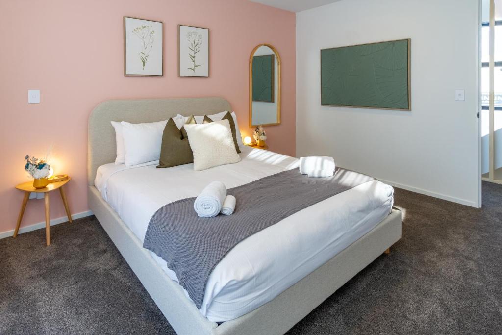 Relax in Designer Luxury at Central City Townhouse - Resim 14