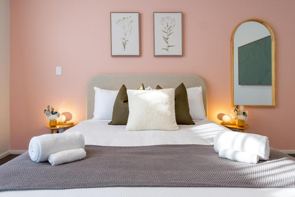 Relax in Designer Luxury at Central City Townhouse - Resim 16