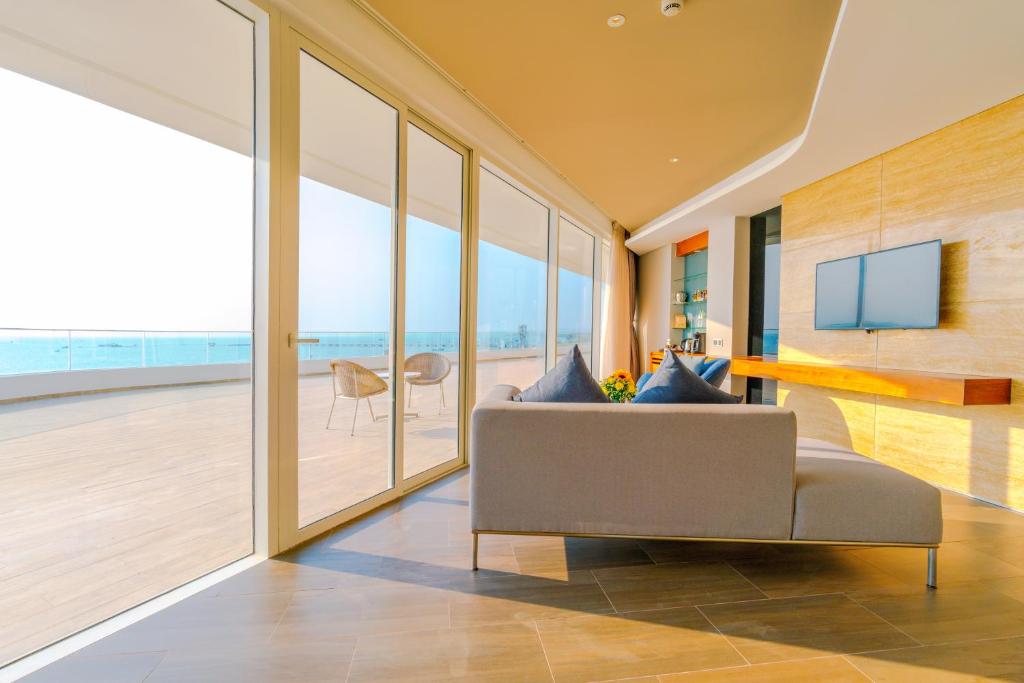 Suite Executive Nhìn Ra Biển Với 1 Lần Mát-xa Toàn Thân (40 Phút) Cho 2 Khách