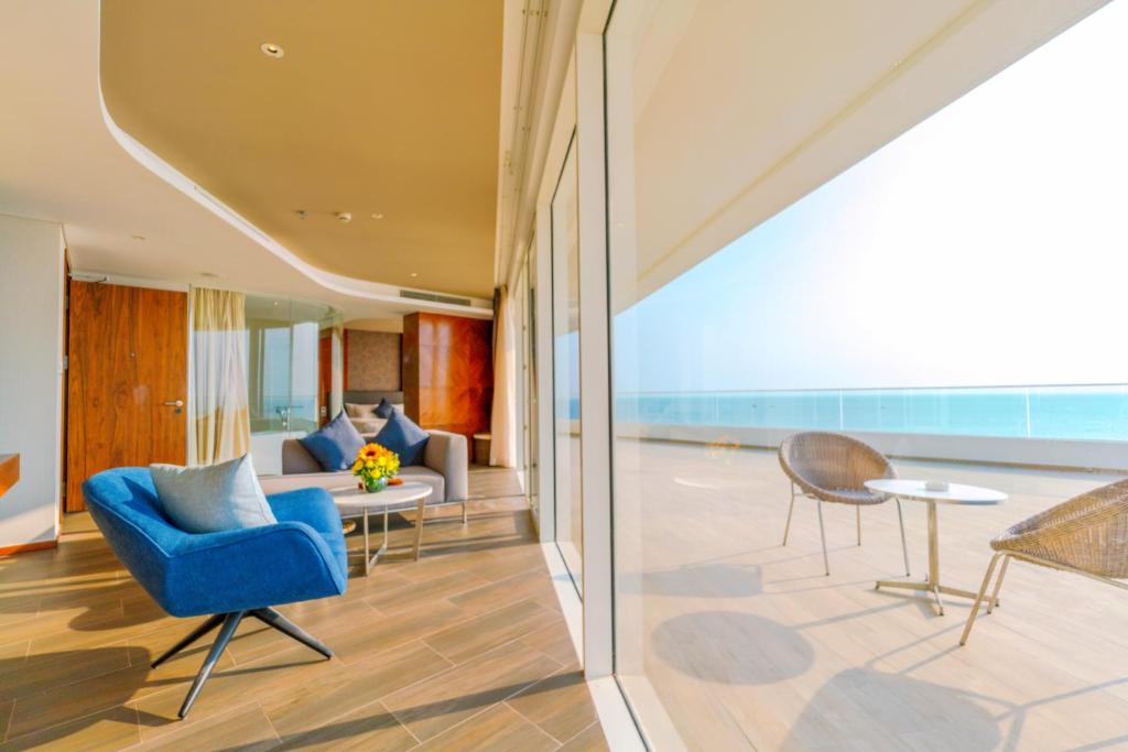 Suite Executive Nhìn Ra Biển Với 1 Lần Mát-xa Toàn Thân (40 Phút) Cho 2 Khách