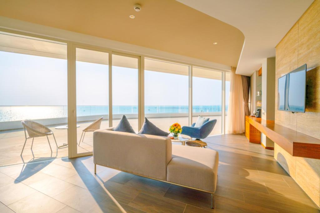 Suite Executive Nhìn Ra Biển Với 1 Lần Mát-xa Toàn Thân (40 Phút) Cho 2 Khách