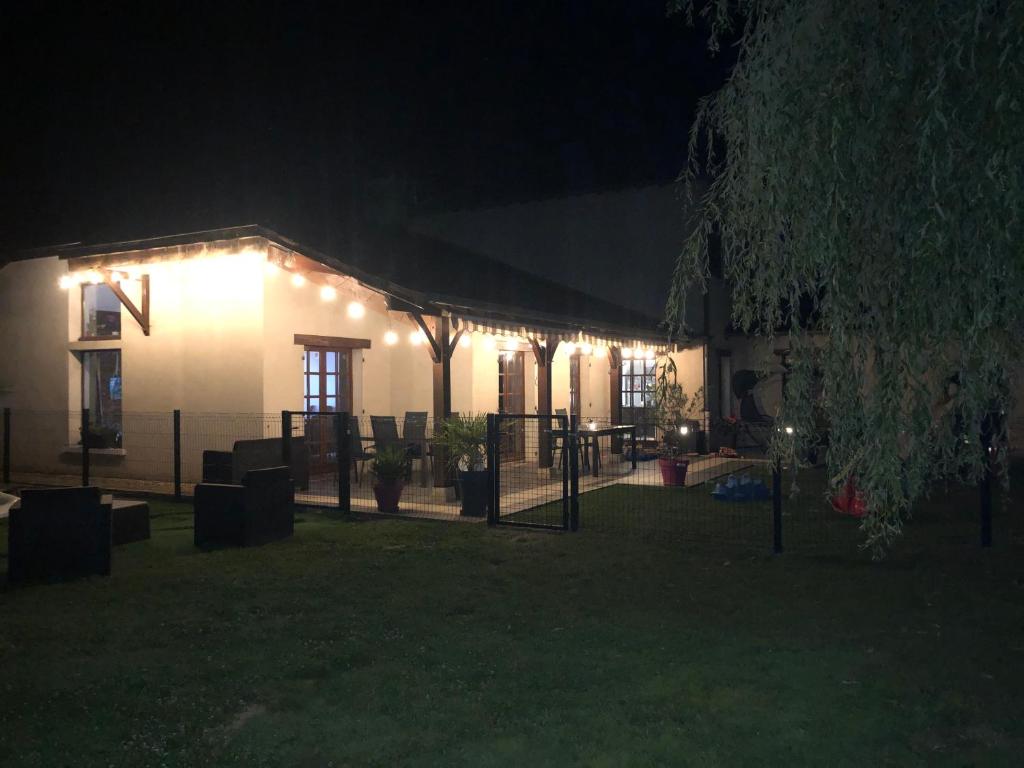 Vonkajšia záhrada v ubytovaní Parc de la Charmille