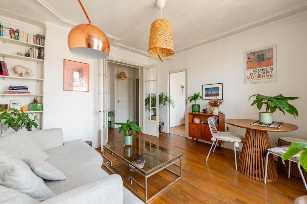 un salon avec un canapé et une table dans l'établissement Le voltaire, à Paris