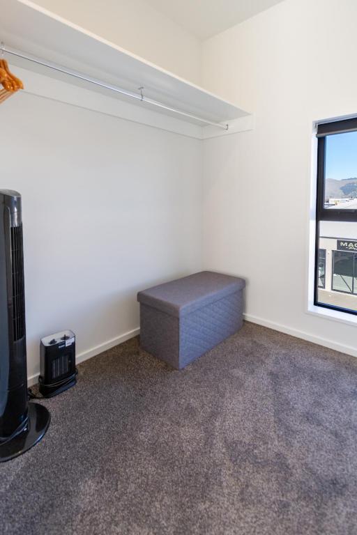 Relax in Designer Luxury at Central City Townhouse - Resim 38