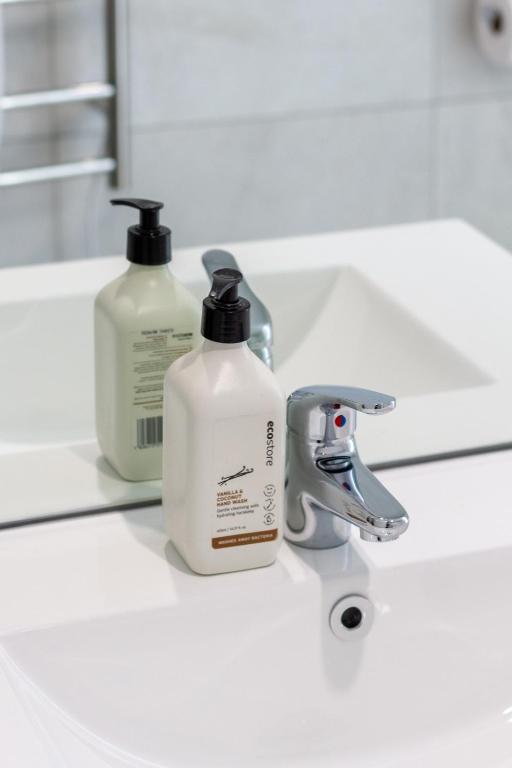 Relax in Designer Luxury at Central City Townhouse - Resim 27