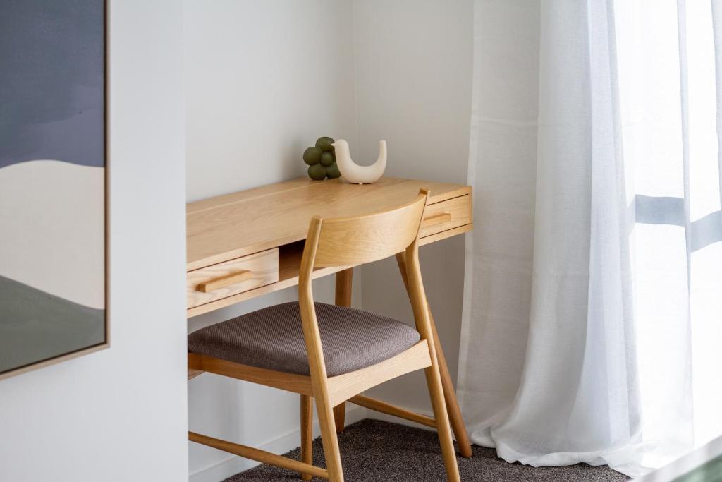 Relax in Designer Luxury at Central City Townhouse - Resim 23