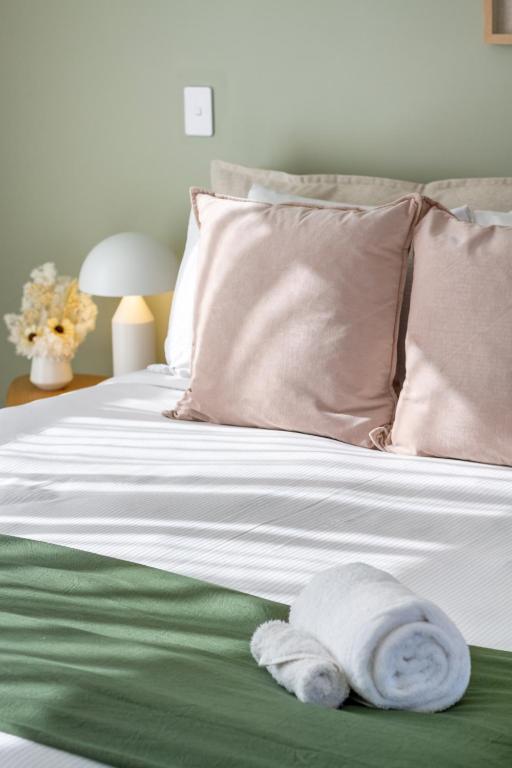 Relax in Designer Luxury at Central City Townhouse - Resim 39