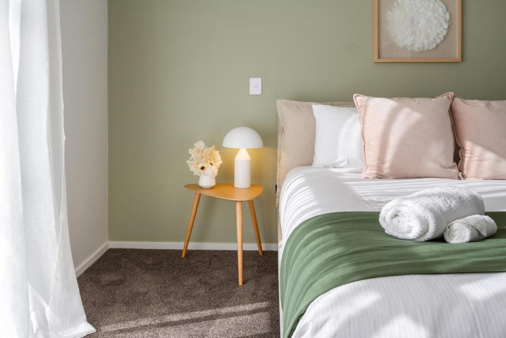 Relax in Designer Luxury at Central City Townhouse - Resim 21