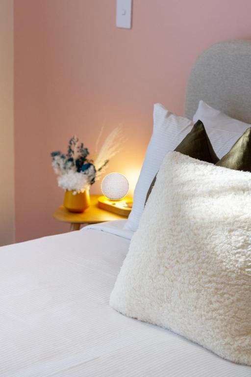 Relax in Designer Luxury at Central City Townhouse - Resim 44