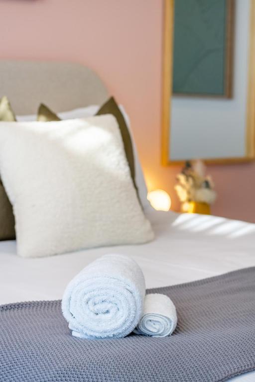 Relax in Designer Luxury at Central City Townhouse - Resim 17