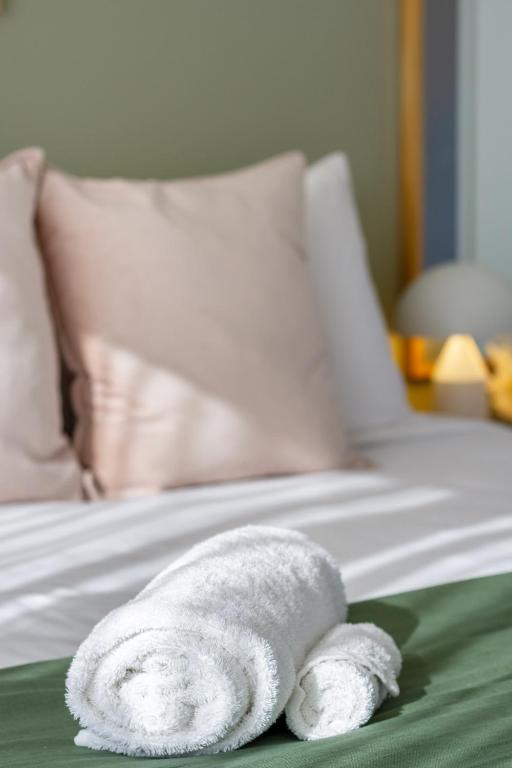 Relax in Designer Luxury at Central City Townhouse - Resim 42