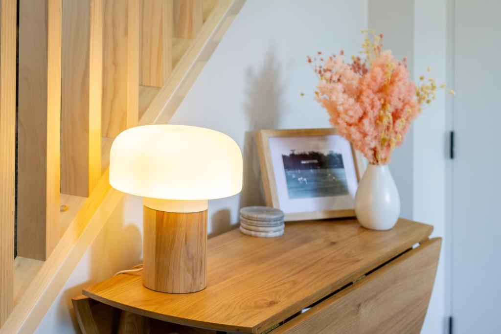 Relax in Designer Luxury at Central City Townhouse - Resim 45