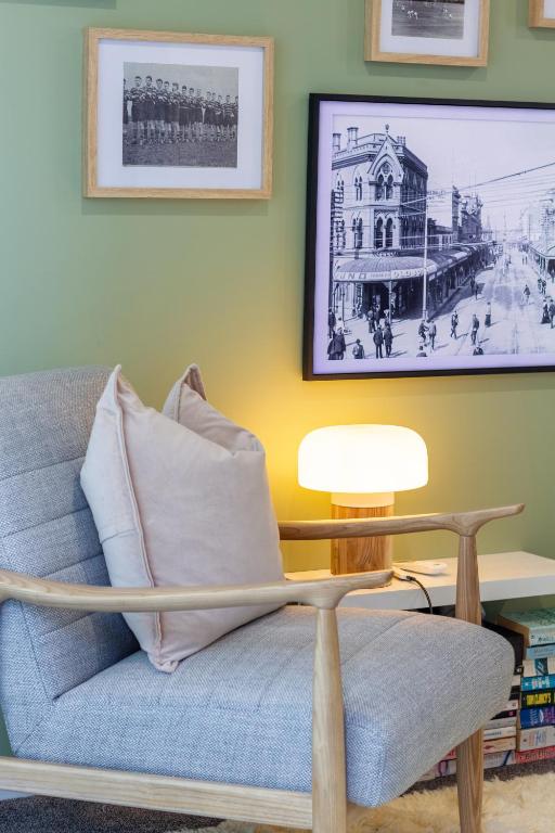 Relax in Designer Luxury at Central City Townhouse - Resim 35