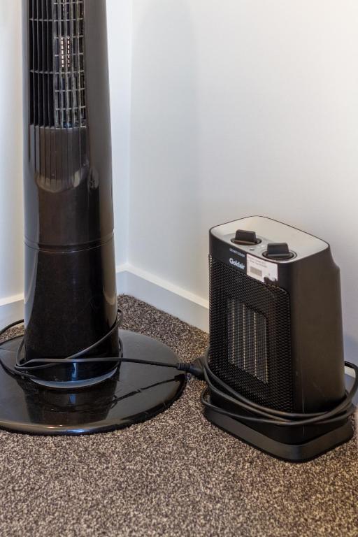 Relax in Designer Luxury at Central City Townhouse - Resim 37