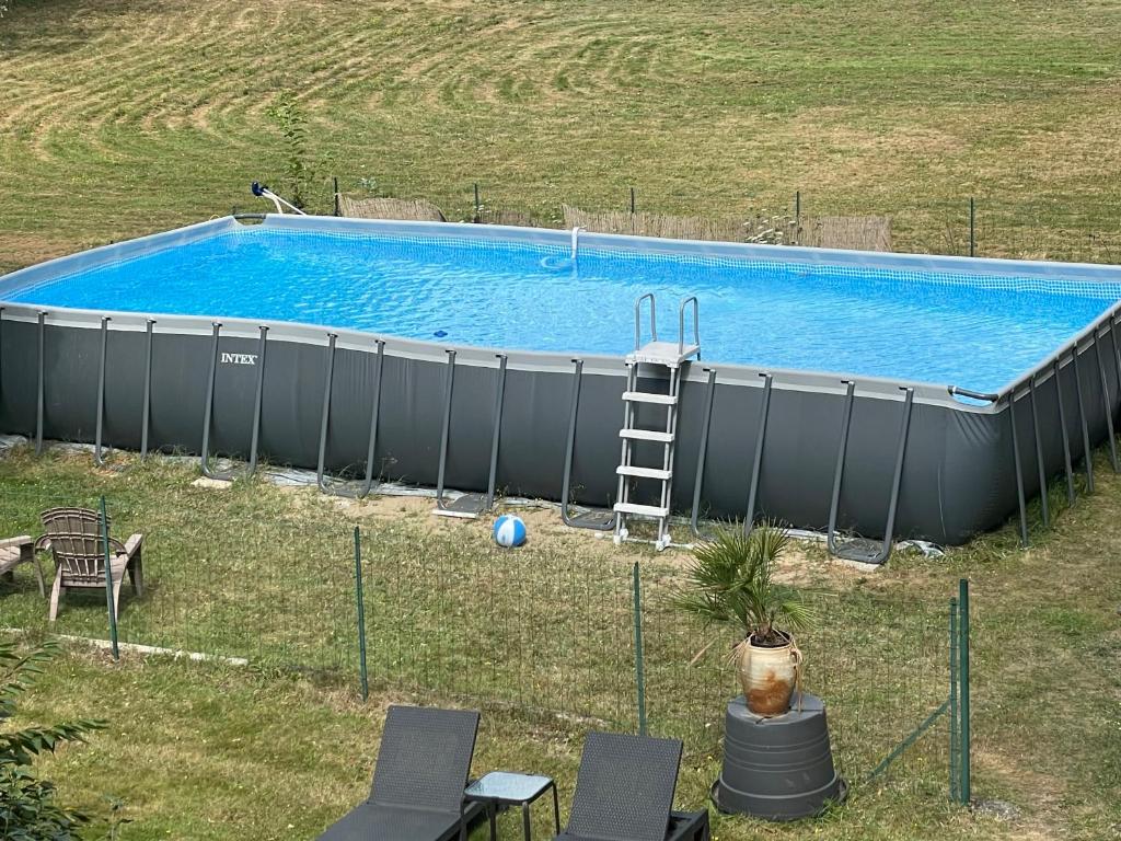 Bazén v ubytovaní Chateau du Grand Lucay alebo v jeho blízkosti