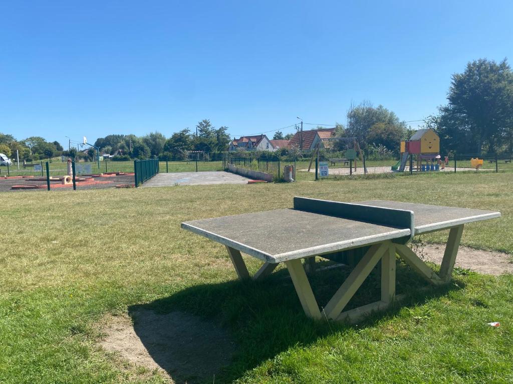 Stolní tenis v ubytování Mobilhome Évasion à Rang-Du-Fliers nebo okolí