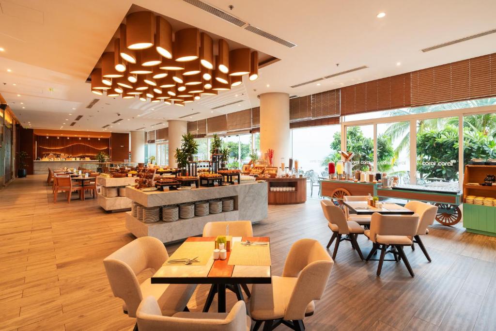 Um restaurante ou outro lugar para comer em Seashells Phu Quoc Hotel & Spa