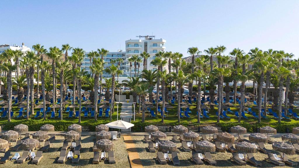 Сад в The GrandResort - Limited Edition by Leonardo Hotels