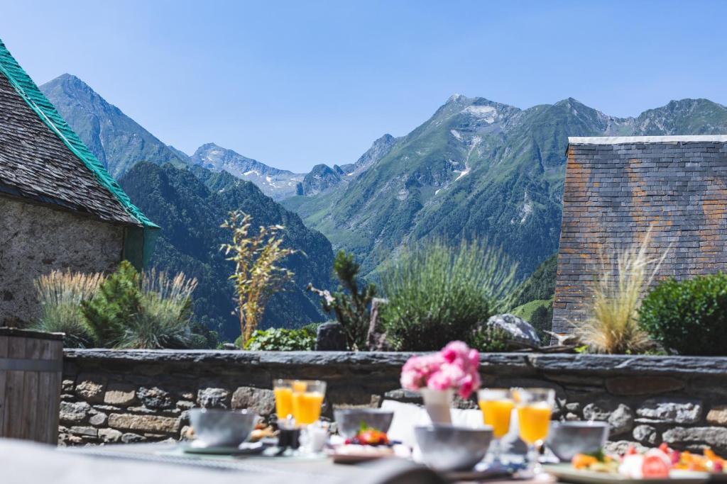a table with food and drinks on top of a mountain at Maison Seignou in Azet