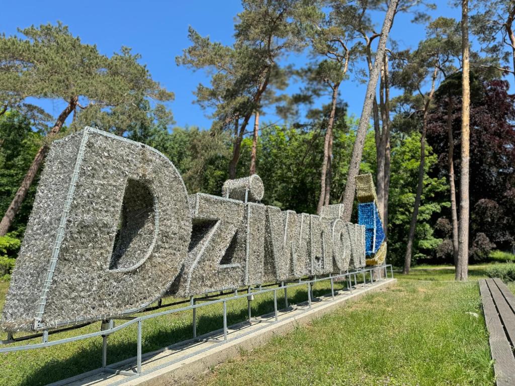 Ein Garten an der Unterkunft Brand-New Apartment EYE ON BALTIC SEA Luxurious Spa Escape in Dziwnów with Stunning Views