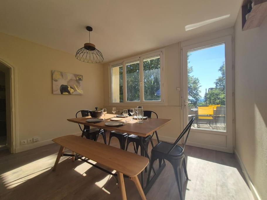 a dining room with a table and chairs and a window at #L'Instant#Terrasse #Thiers# in Thiers