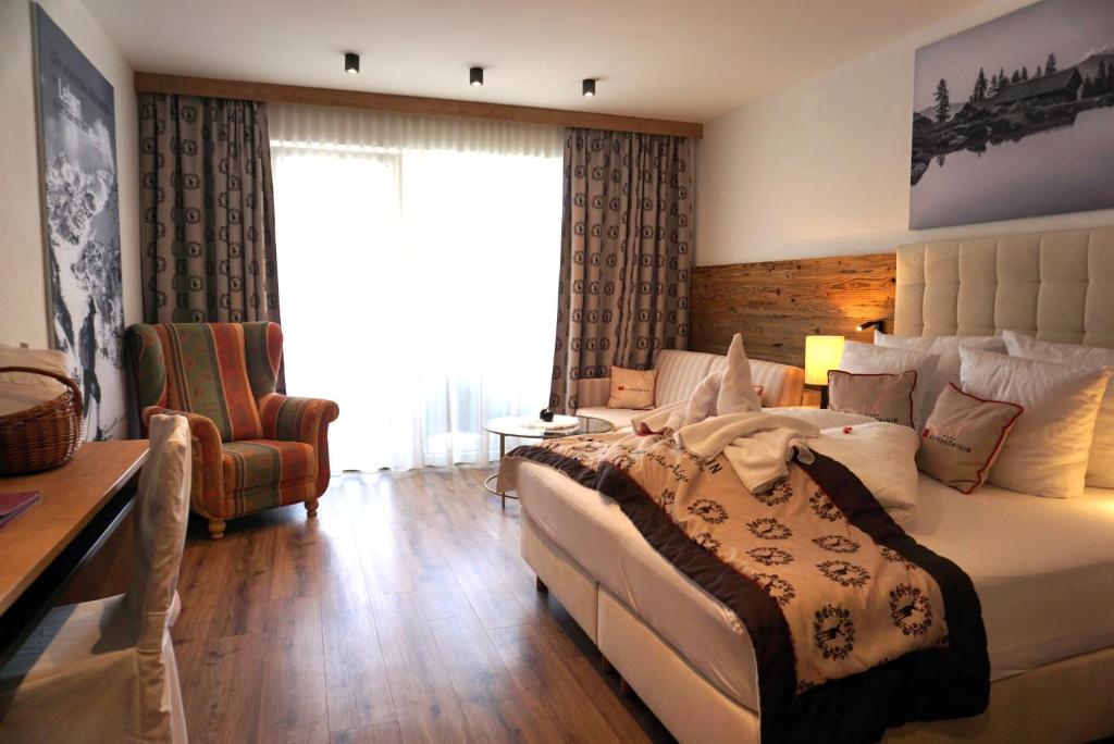 Postel nebo postele na pokoji v ubytování Hotel Alpenkönigin - Sommer Silvretta Premium Card inklusive