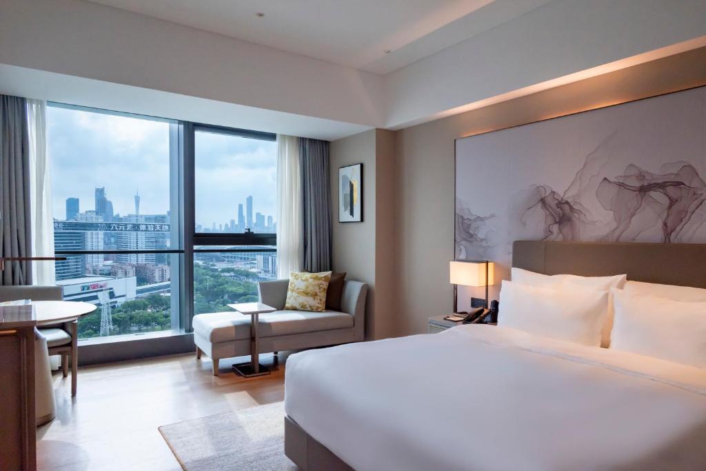 Postel nebo postele na pokoji v ubytování Guangzhou Pazhou LN DongFang Hotel-Free shuttle between hotel and Exhibition Center during Canton Fair & Exhibitor Registration Counter