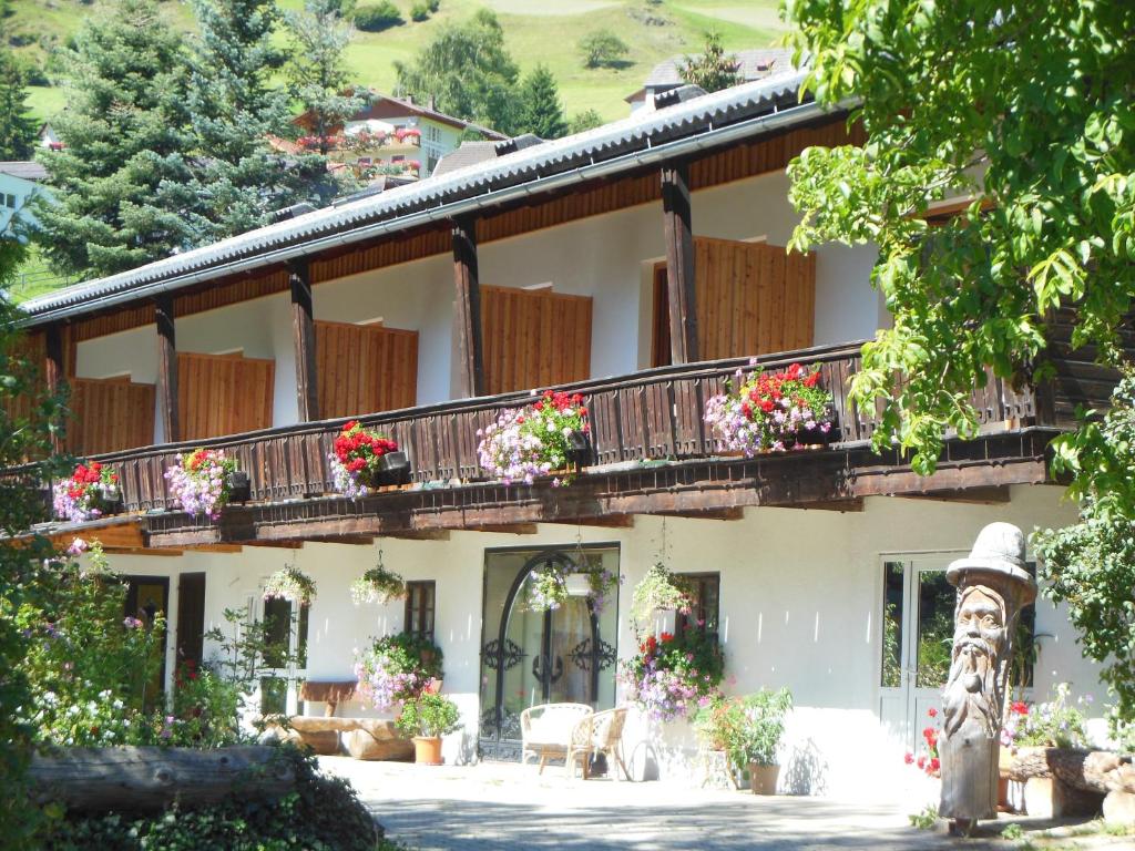 un edificio con flores en los balcones en Jörghof en Bad Kleinkirchheim