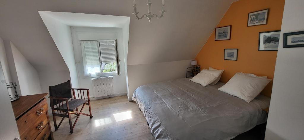 a bedroom with a bed and a desk and a chair at Maison proche plage et commerces in Pénestin